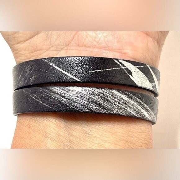 Double Leather Artisan Crafted Bracelet with Hammered Metal​​ - Picture 5 of 7